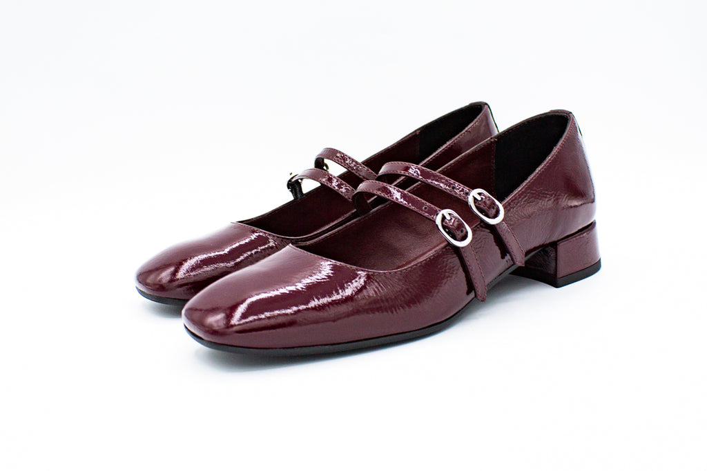 Decolleté in vernice con due cinturini bordeaux