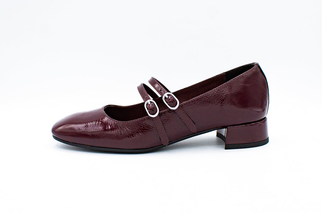 Decolleté in vernice con due cinturini bordeaux