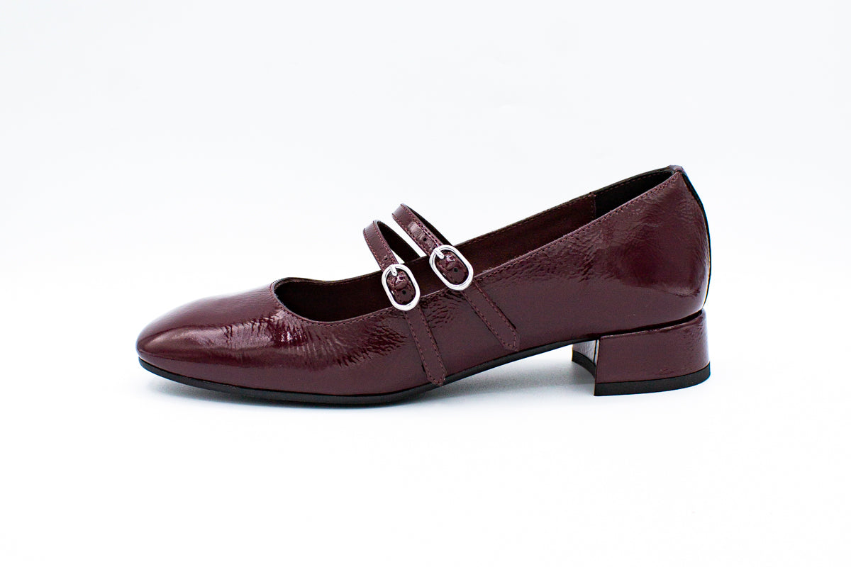 Decolleté in vernice con due cinturini bordeaux