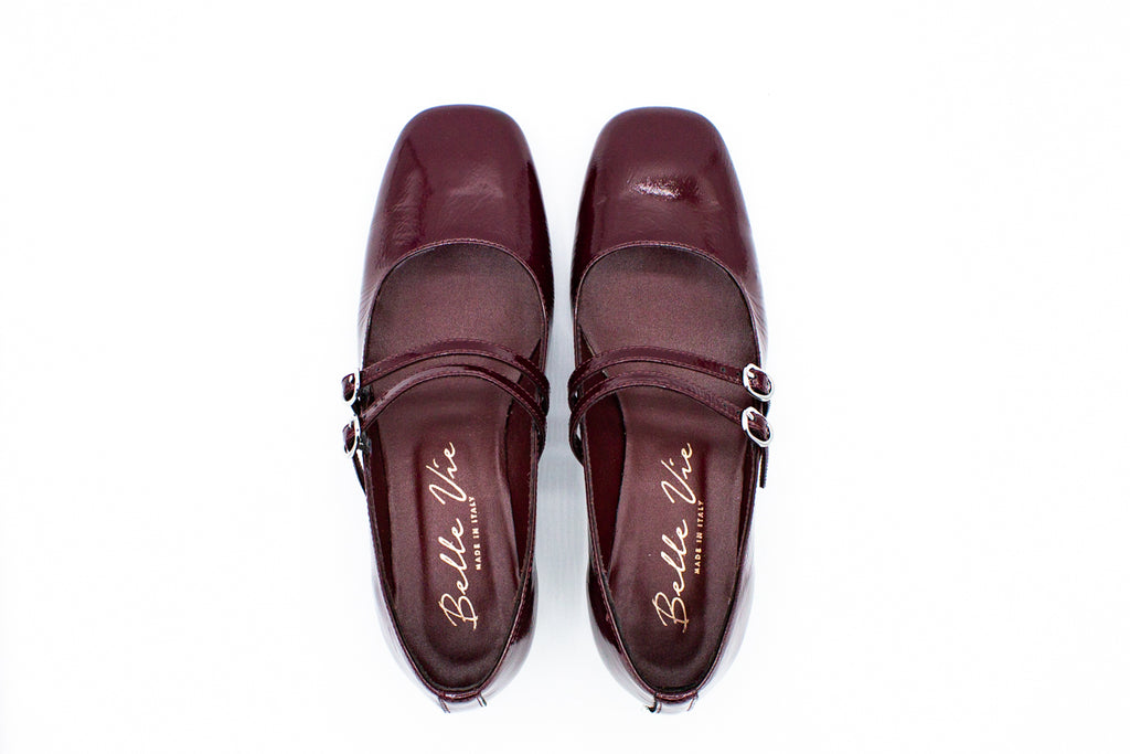Decolleté in vernice con due cinturini bordeaux
