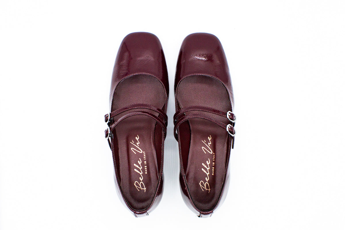 Decolleté in vernice con due cinturini bordeaux