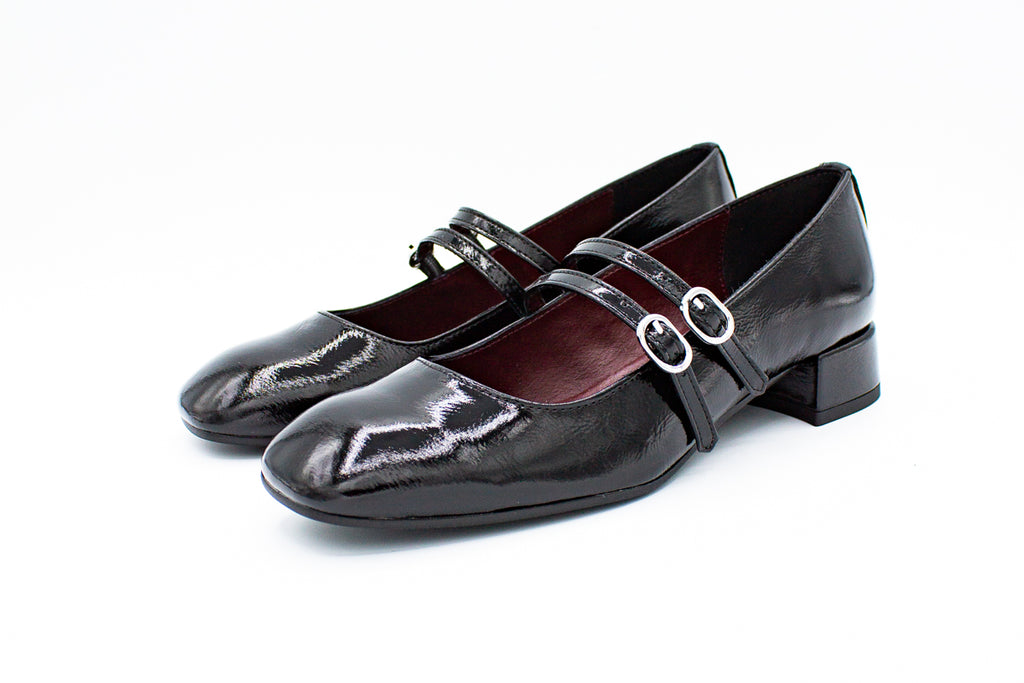 Patent leather court shoes with two straps