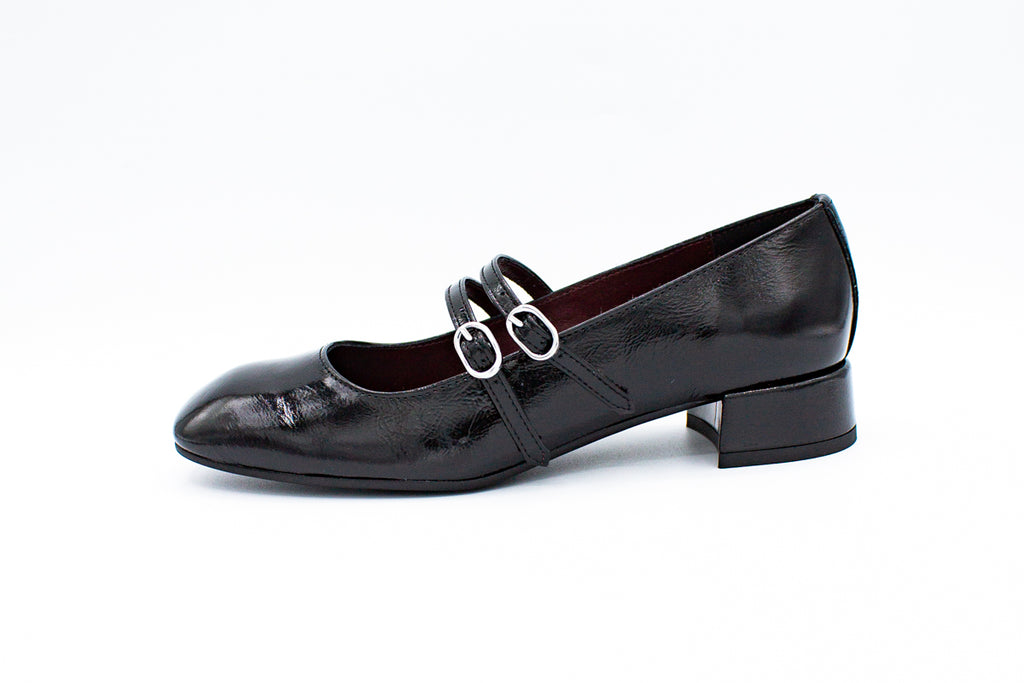 Patent leather court shoes with two straps