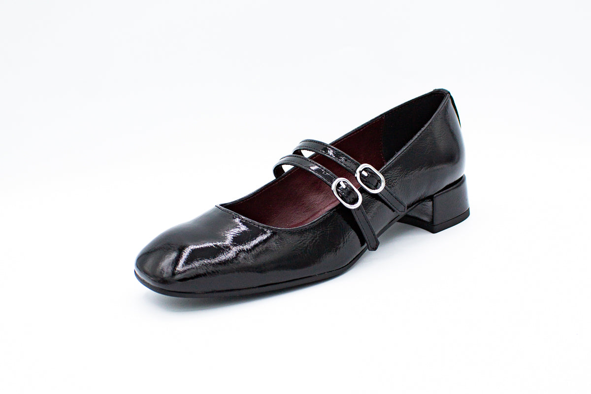 Patent leather court shoes with two straps