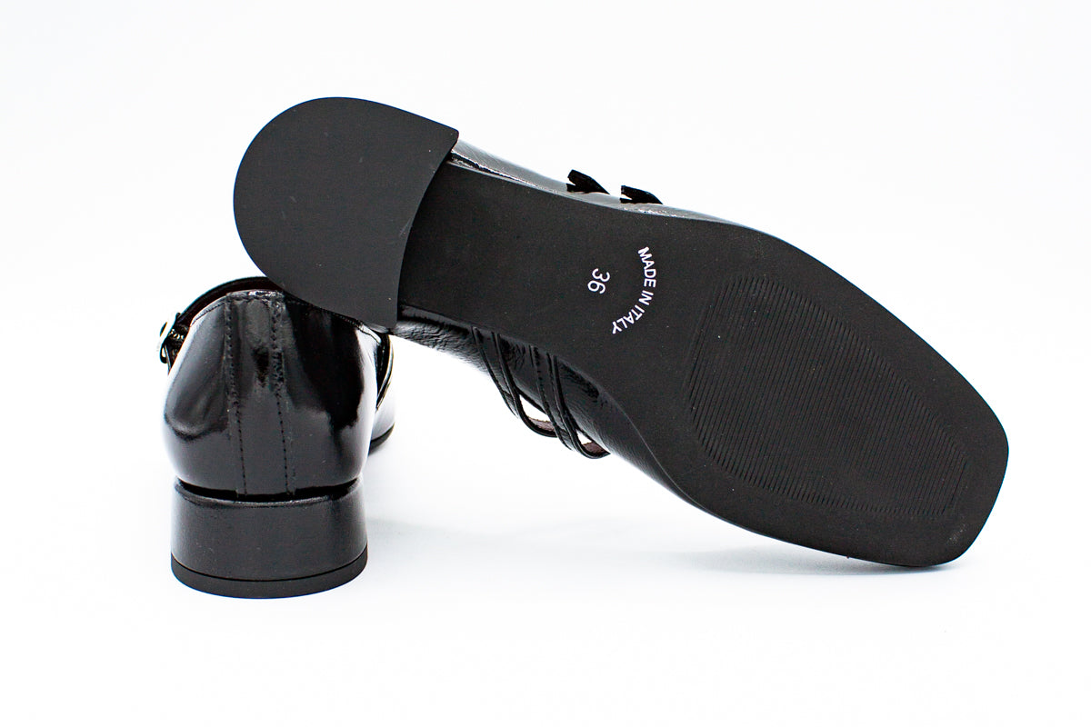 Patent leather court shoes with two straps