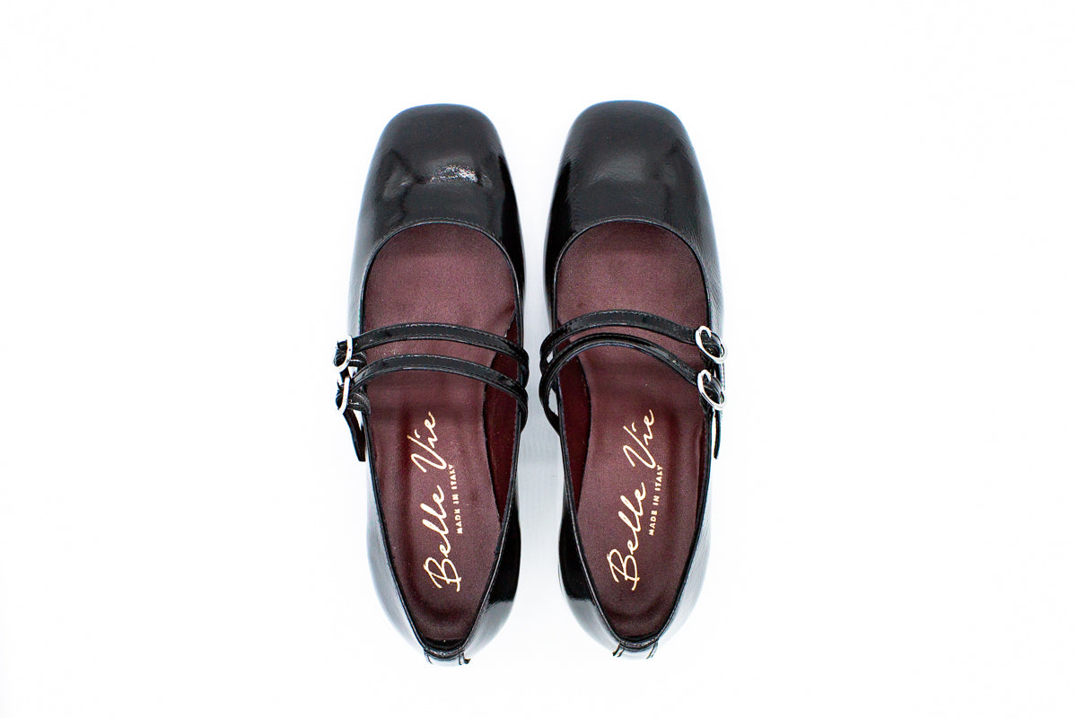 Patent leather court shoes with two straps