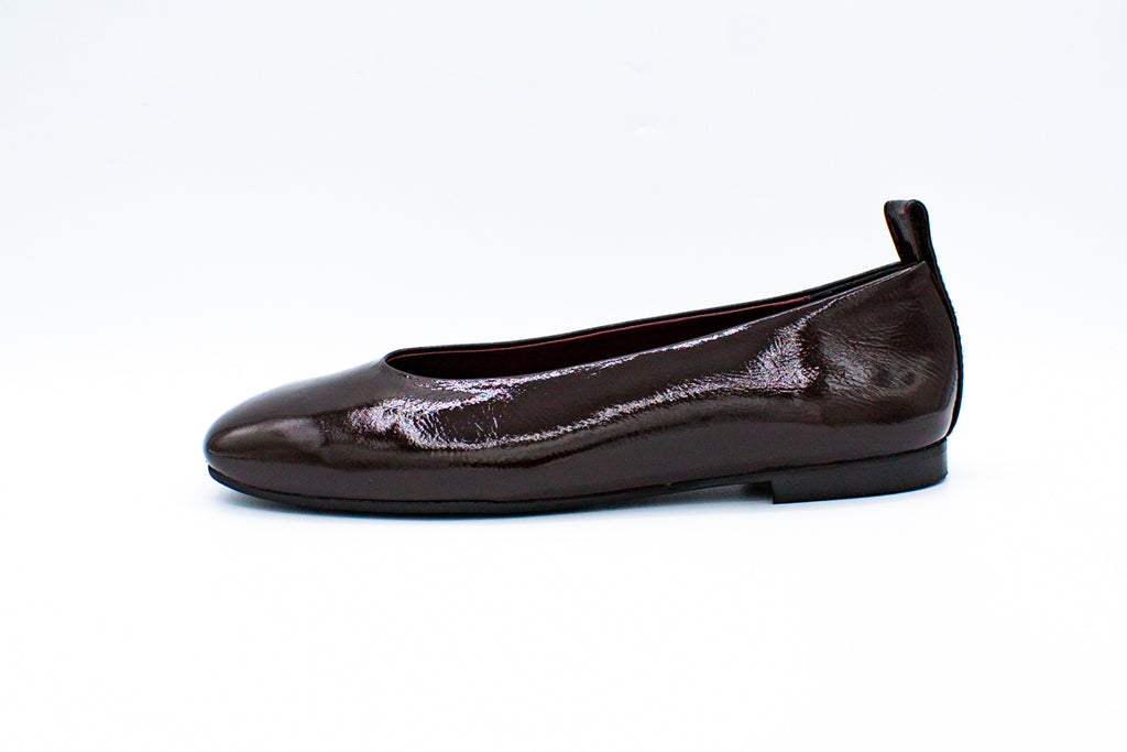 Ballerine in vernice con punta squadrata marrone