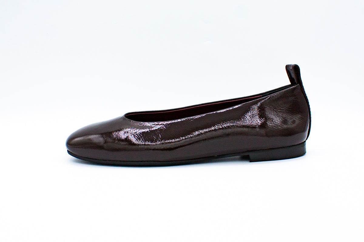 Ballerine in vernice con punta squadrata marrone