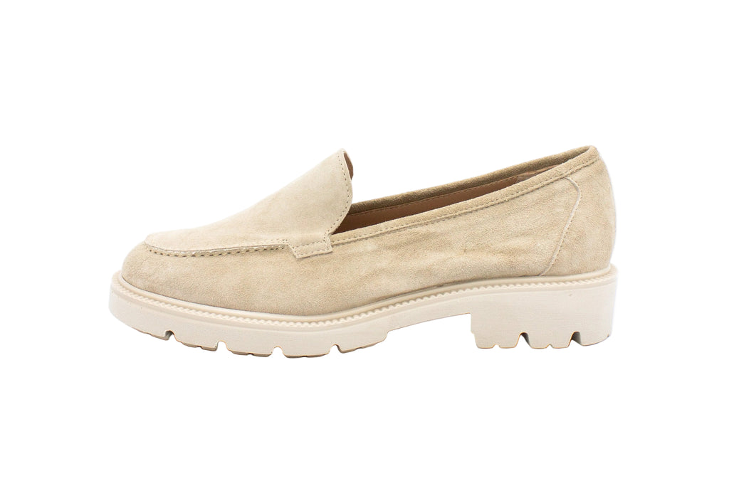 Mocassini in camoscio con suola carrarmato beige