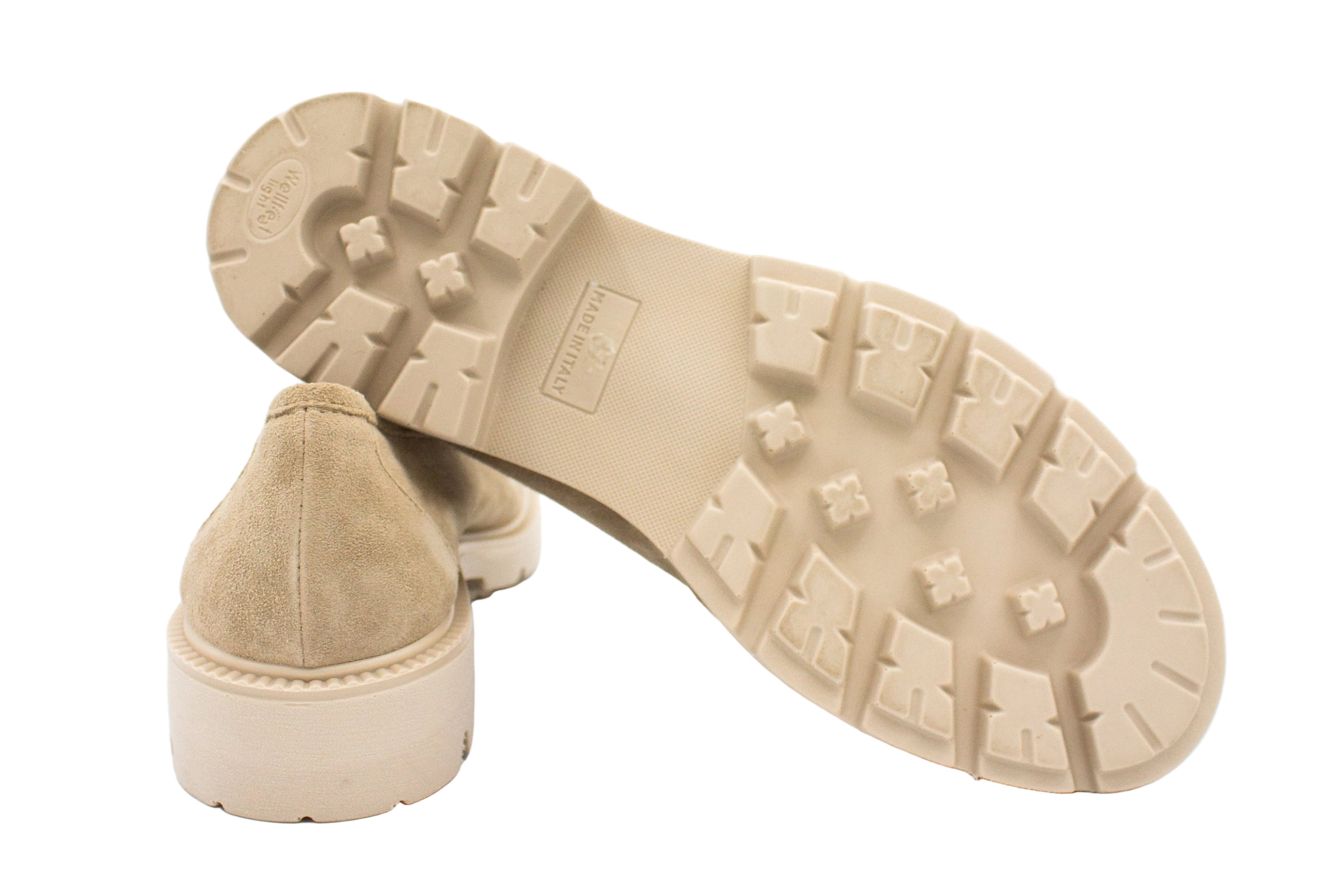Mocassini in camoscio con suola carrarmato beige
