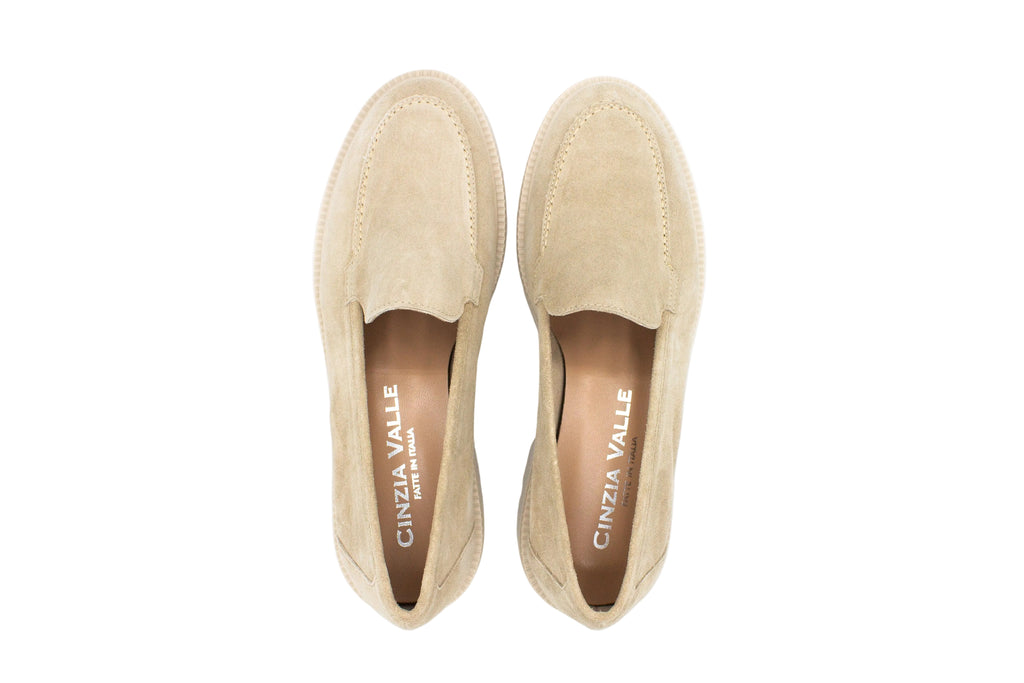 Mocassini in camoscio con suola carrarmato beige