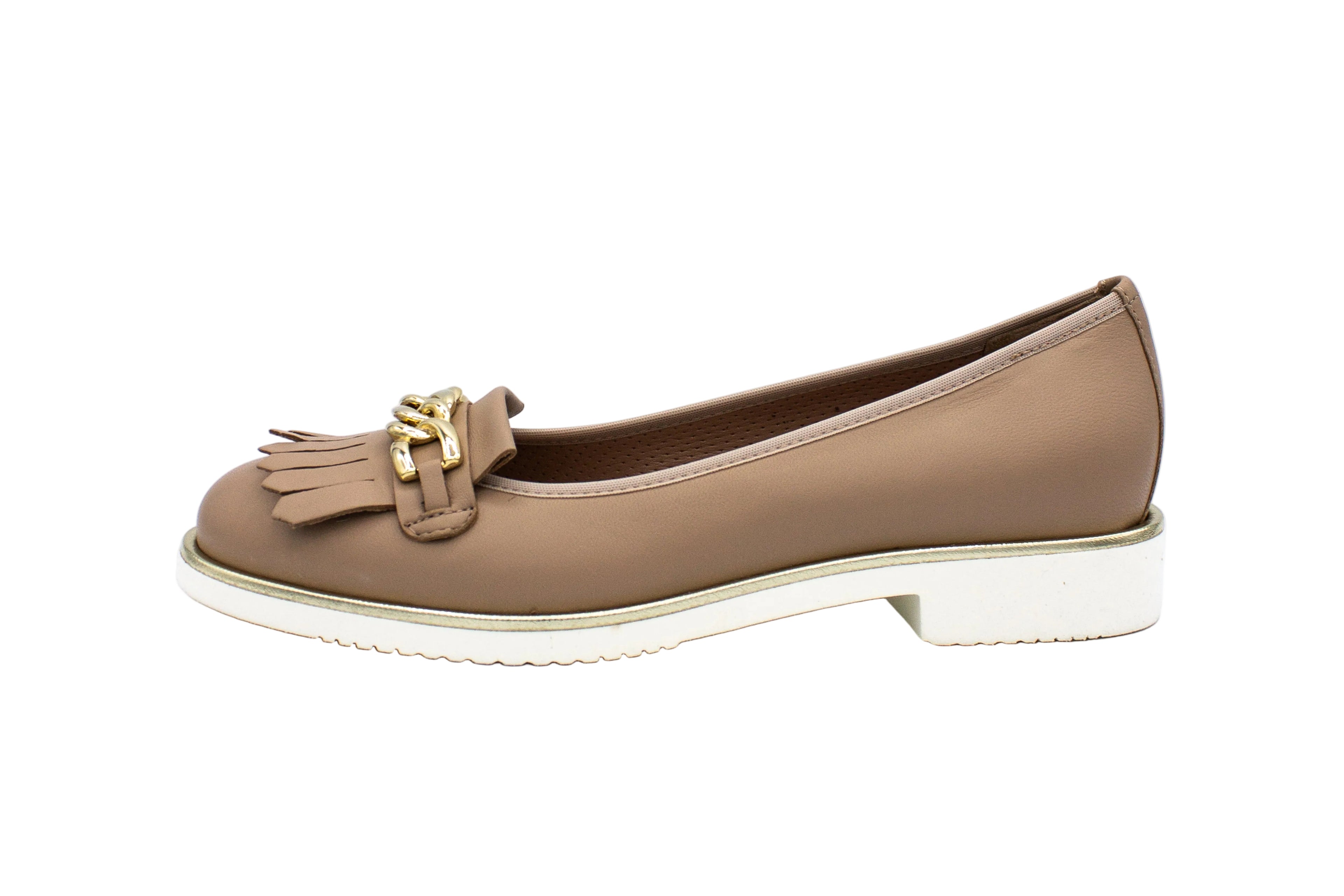Beige leather loafers with fringe
