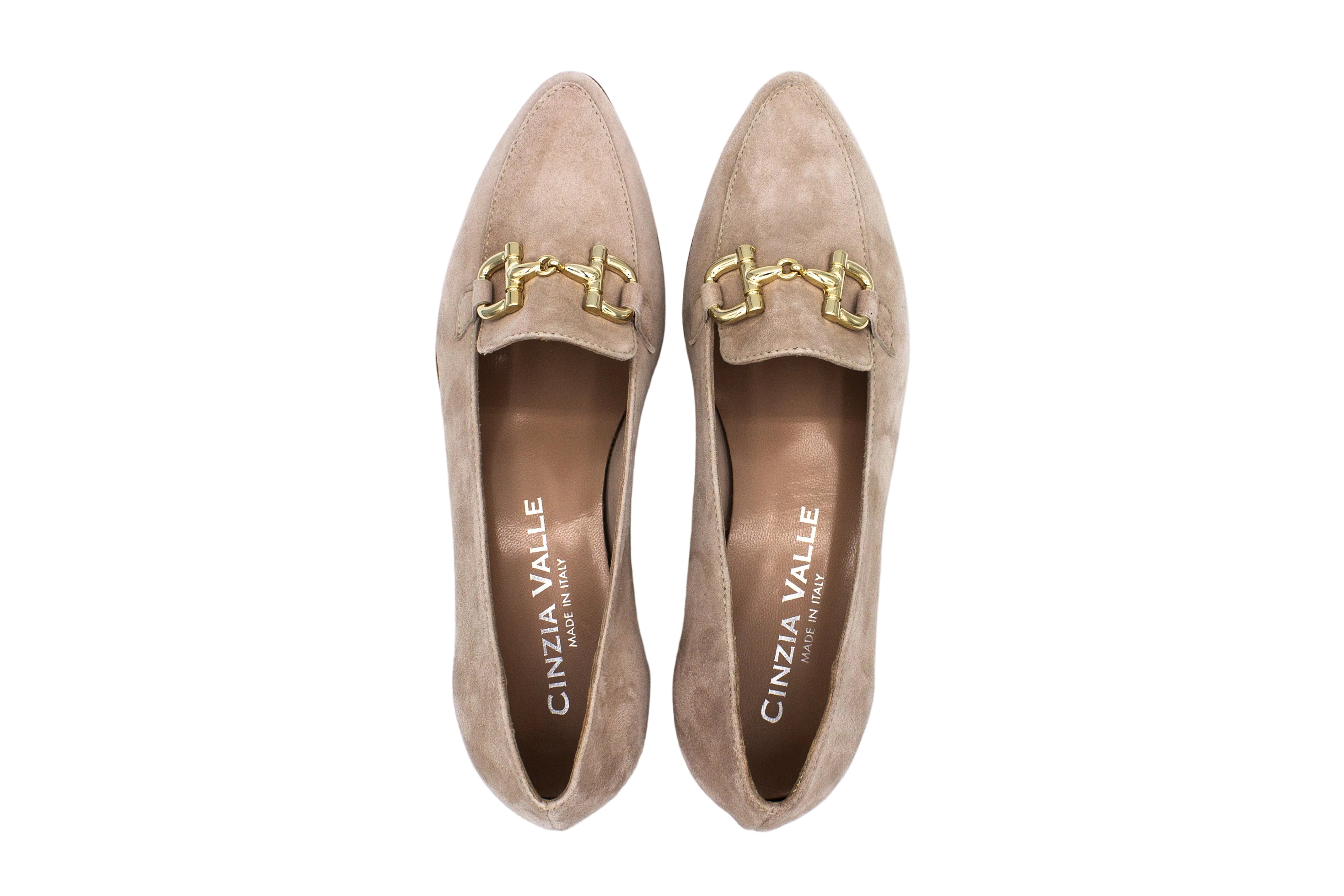 Pointed loafers with beige suede buckle