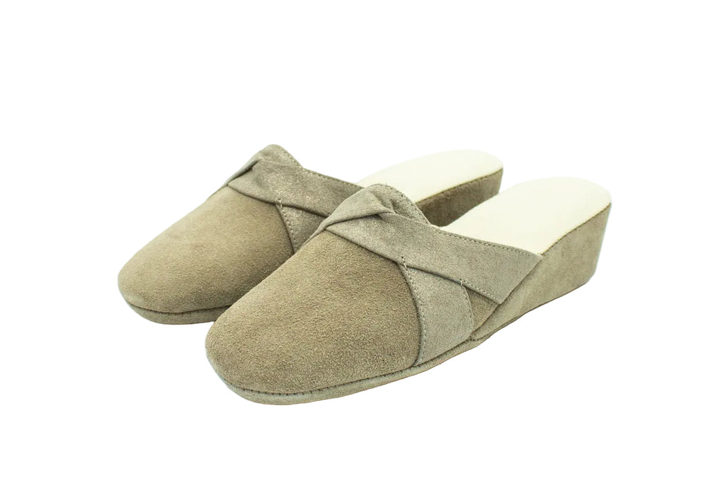 Pantofole con zeppa in camoscio taupe