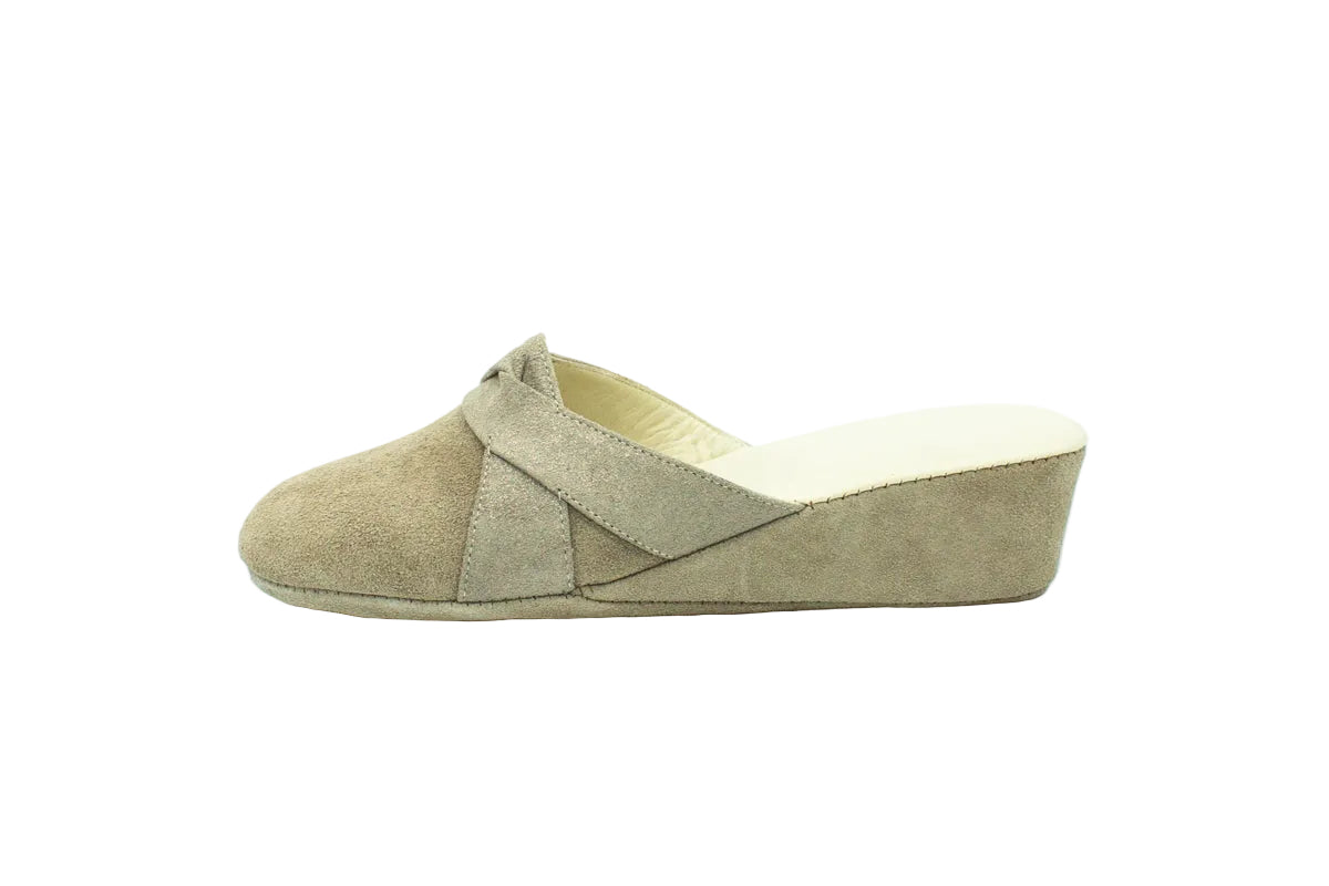 Pantofole con zeppa in camoscio taupe