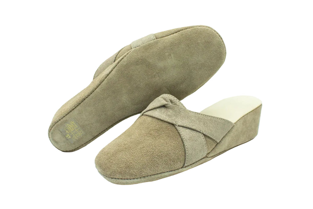 Pantofole con zeppa in camoscio taupe