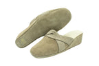 Pantofole con zeppa in camoscio taupe