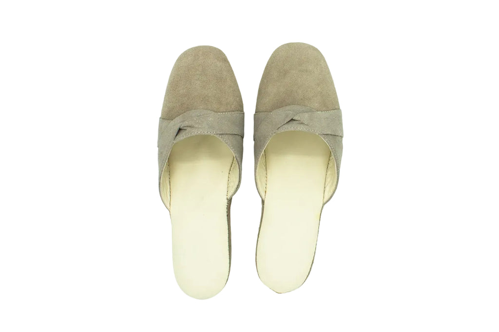 Pantofole con zeppa in camoscio taupe