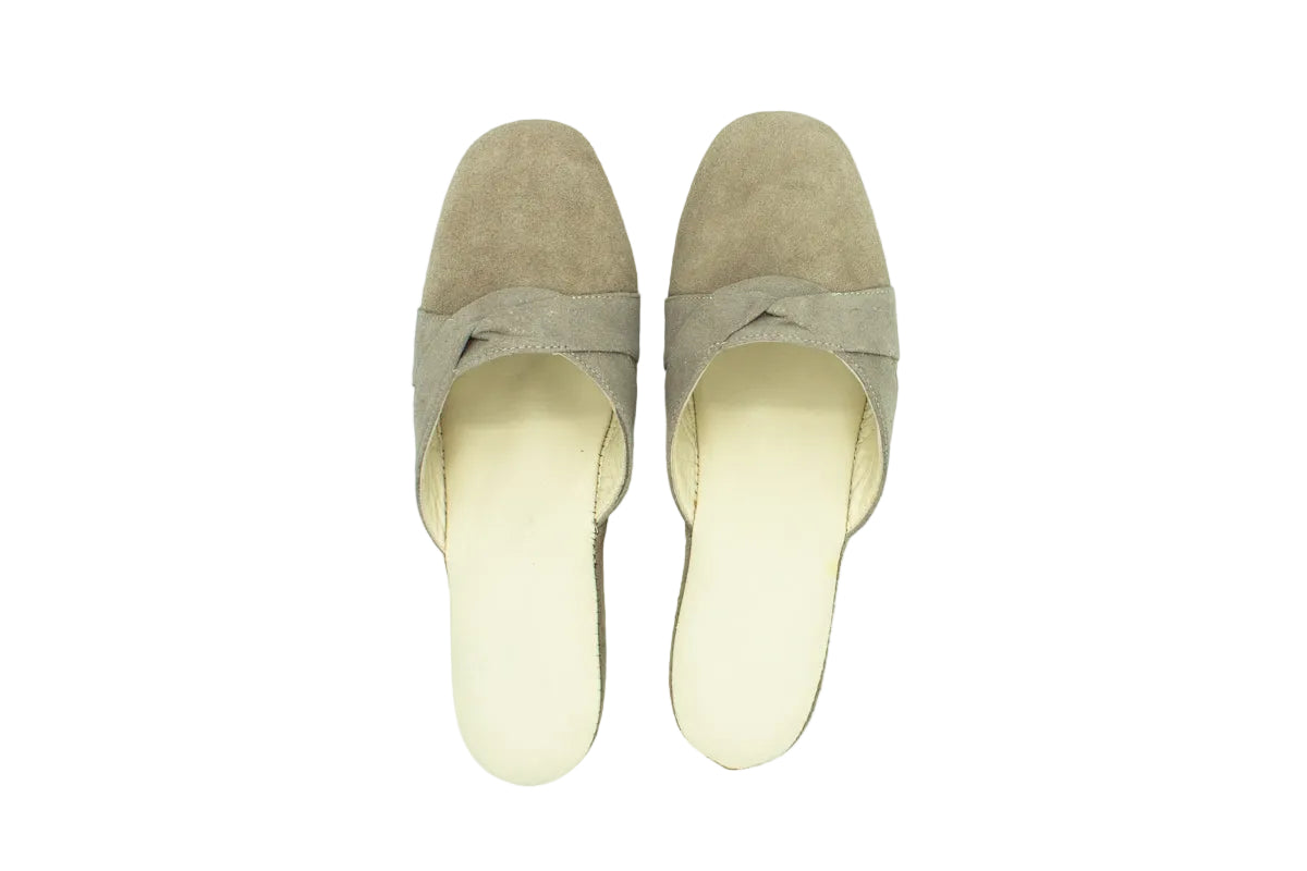 Pantofole con zeppa in camoscio taupe
