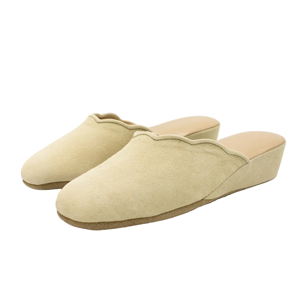Pantofole con smerlo in camoscio beige
