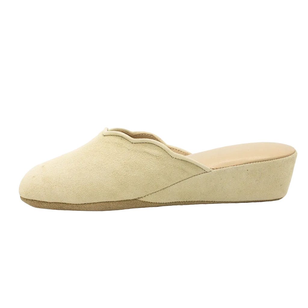 Pantofole con smerlo in camoscio beige