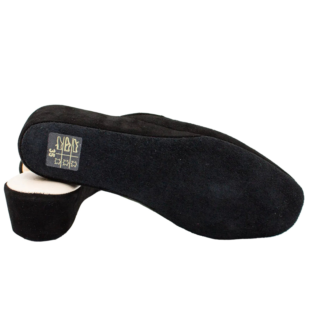 Pantofole con smerlo in camoscio nero