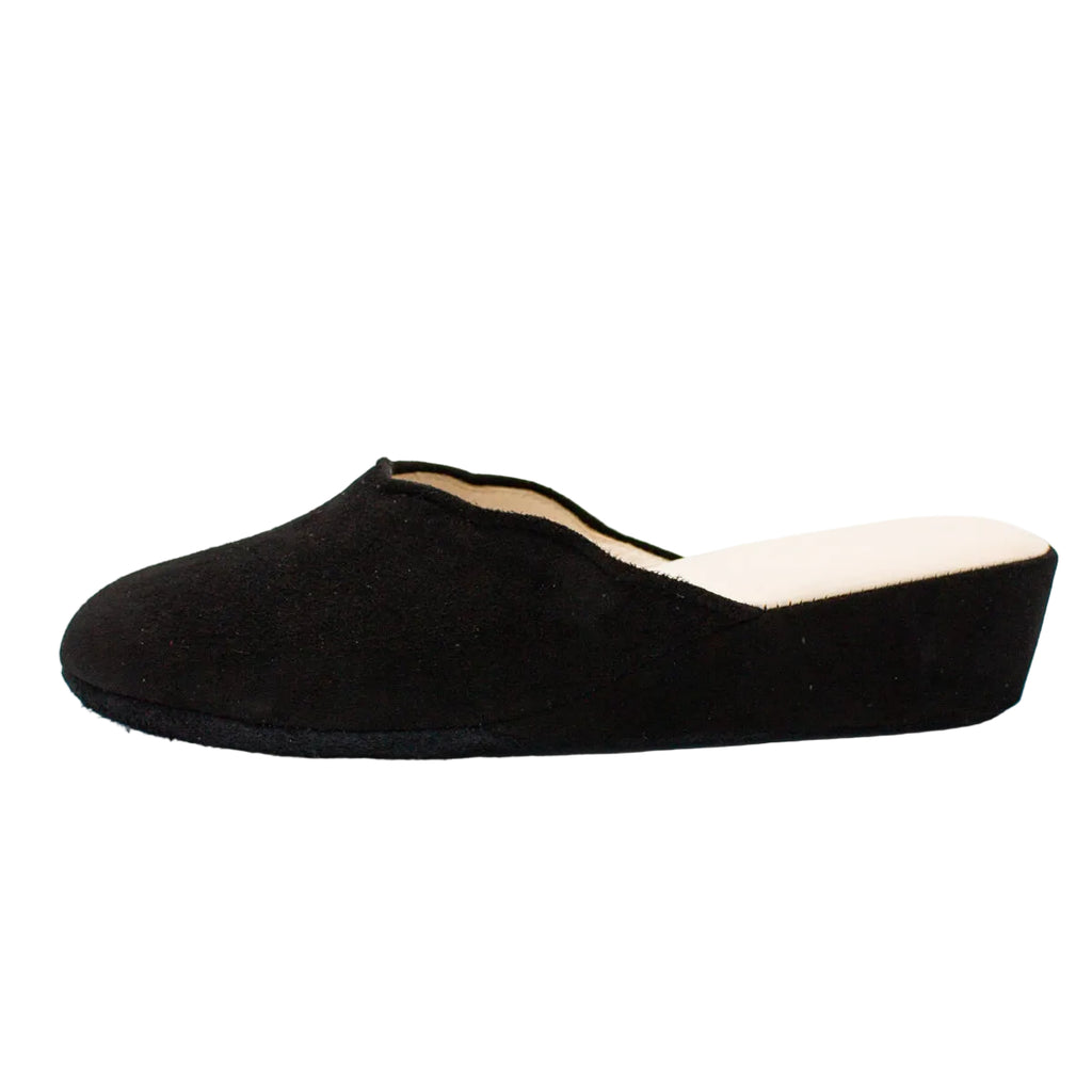 Pantofole con smerlo in camoscio nero