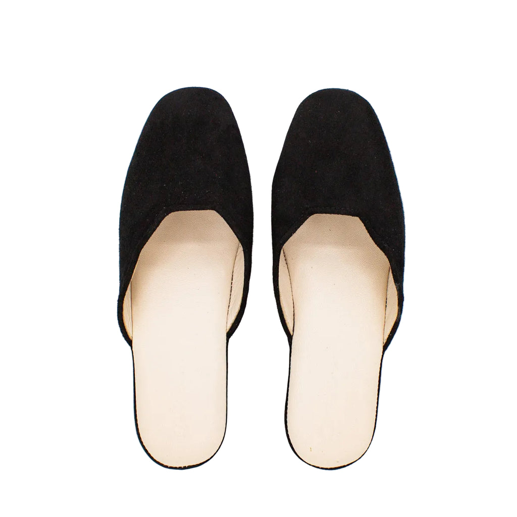Pantofole con smerlo in camoscio nero