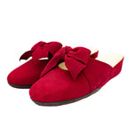 Pantofola in camoscio con fiocco rosso