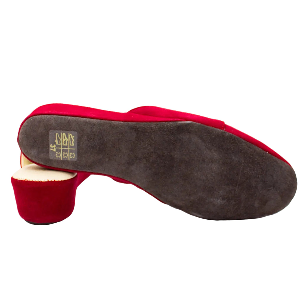 Pantofola in camoscio con fiocco rosso