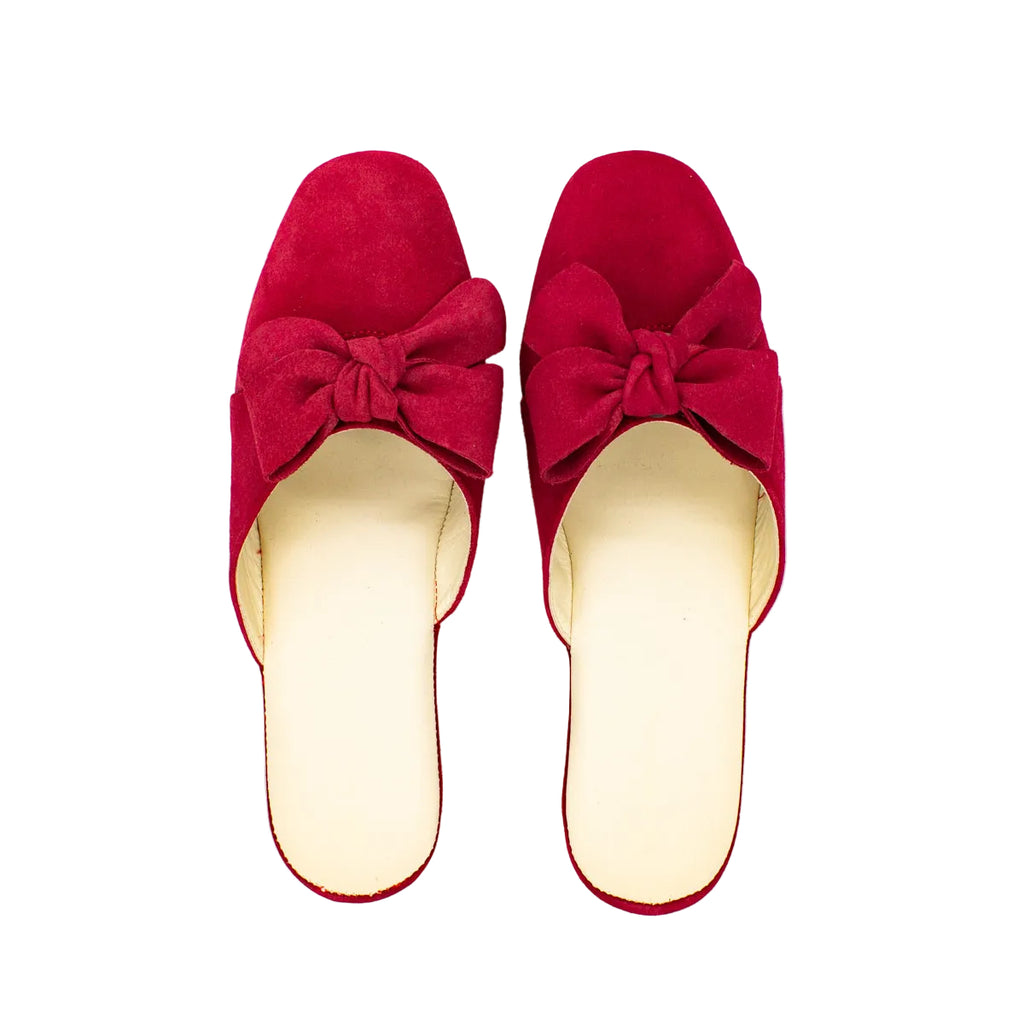 Pantofola in camoscio con fiocco rosso