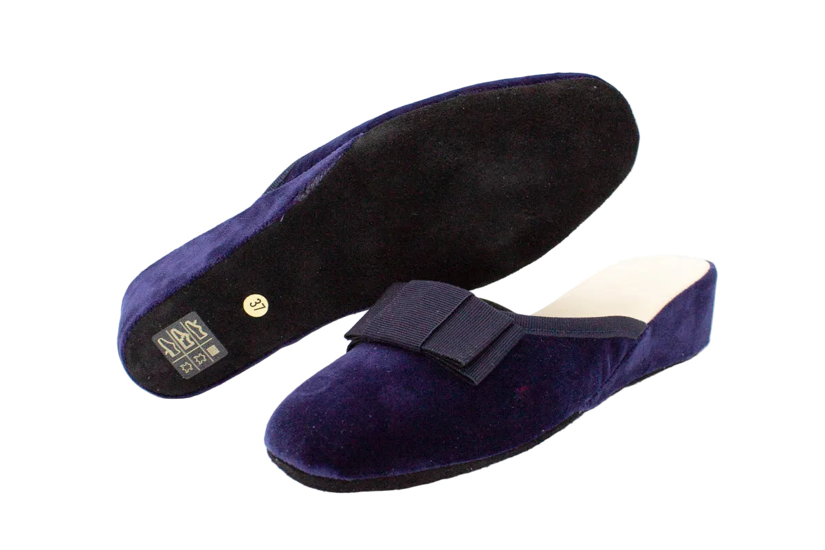 Pantofole con zeppa in velluto blu con fiocco