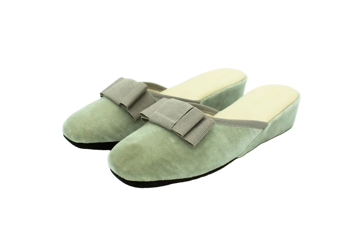 Pantofole con zeppa in velluto grigio con fiocco