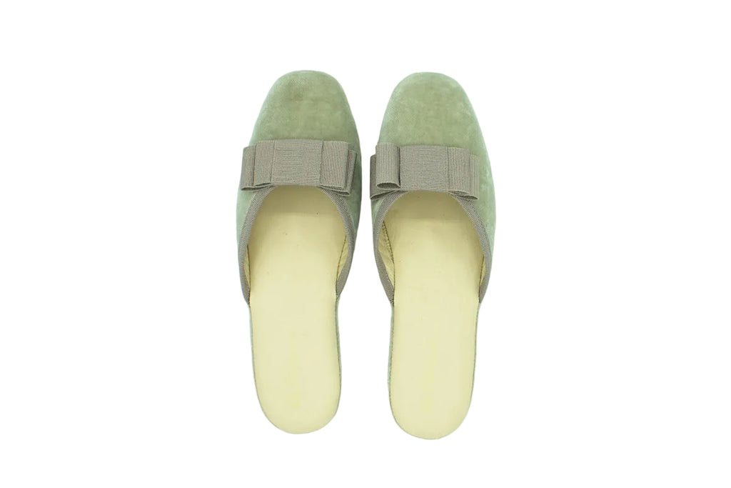 Pantofole con zeppa in velluto grigio con fiocco