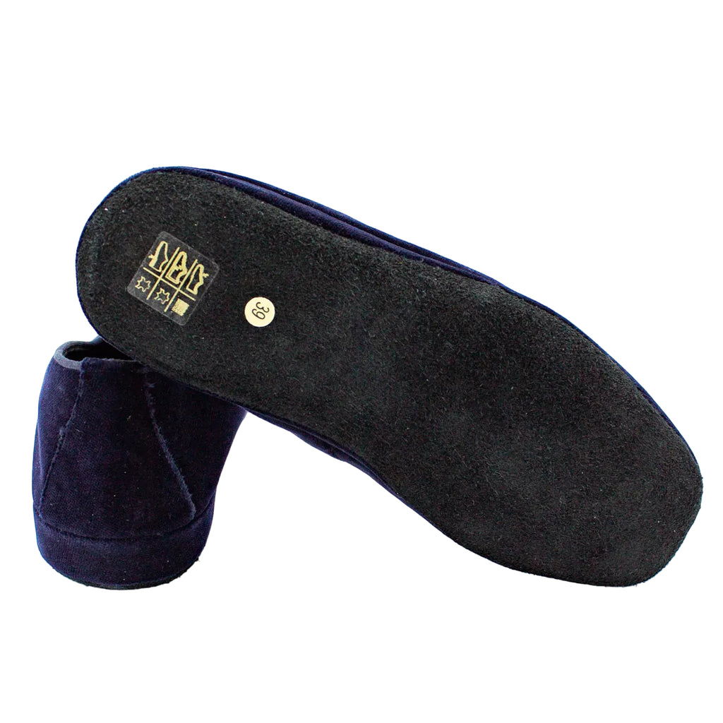 Closed velvet slipper with crown