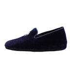 Closed velvet slipper with crown
