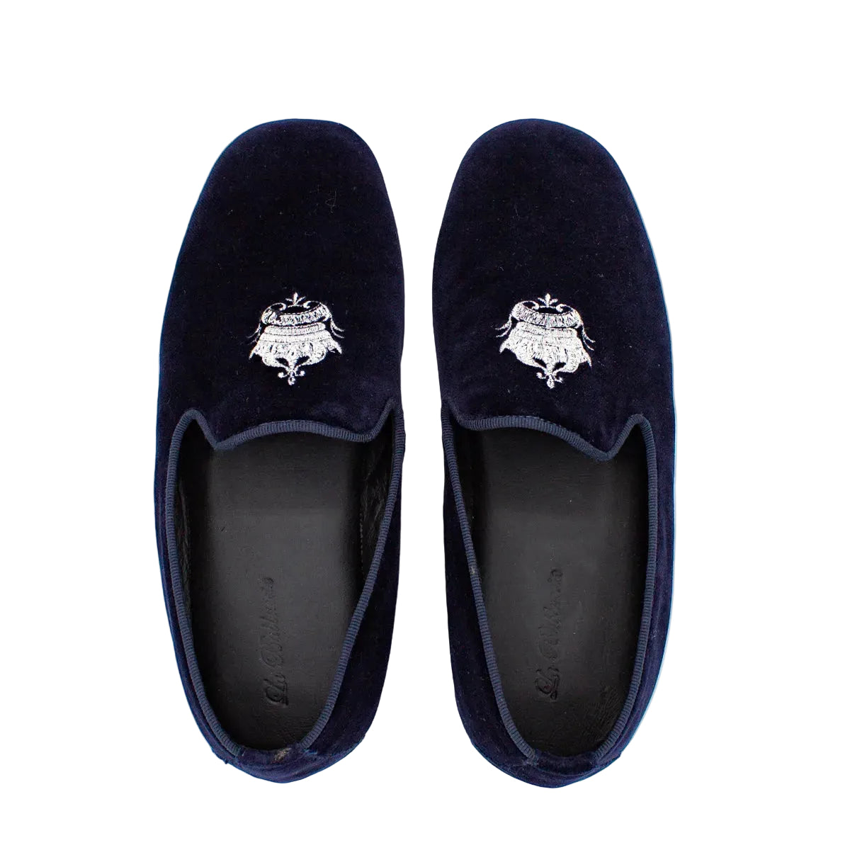 Closed velvet slipper with crown
