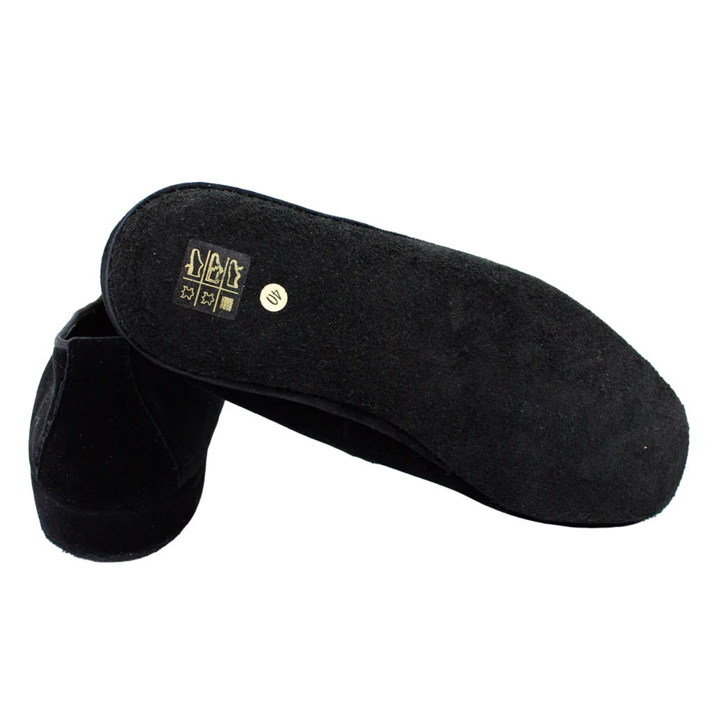 Closed velvet slipper with crown