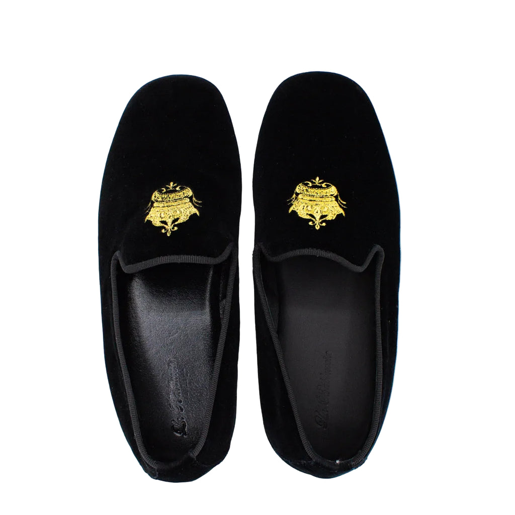 Closed velvet slipper with crown
