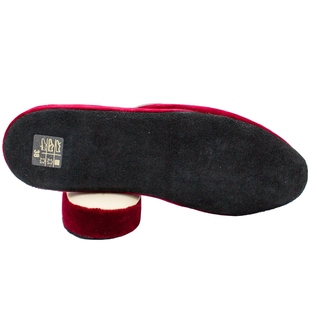 Pantofole in velluto bordeaux con morsetto