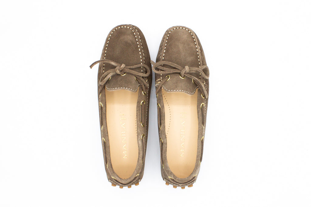 Mocassini in camoscio con gommini beige