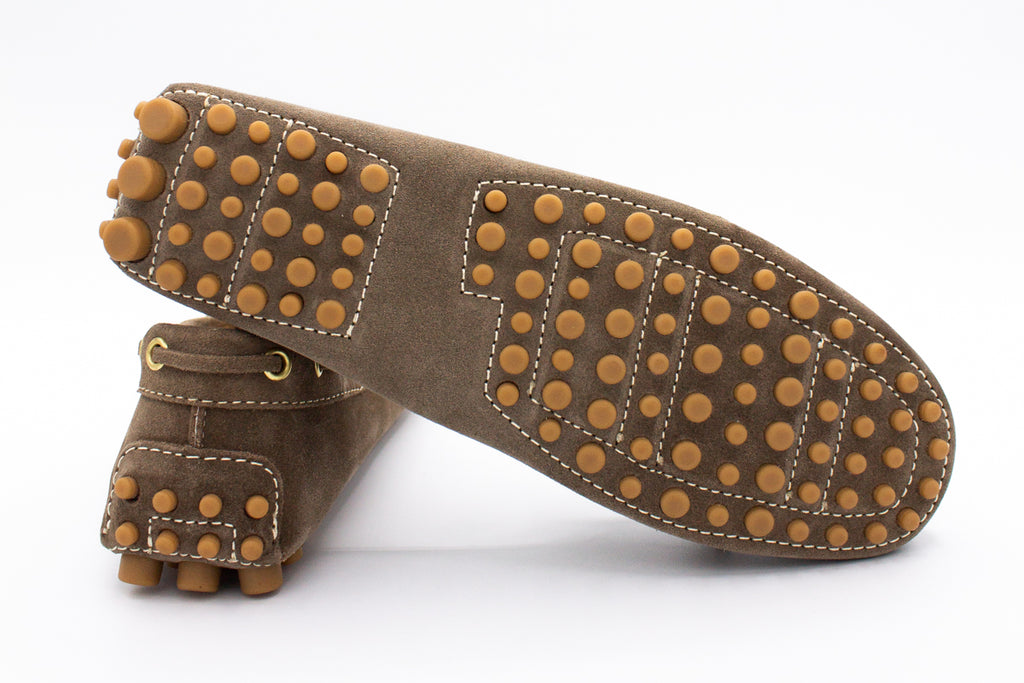 Mocassini in camoscio con gommini beige