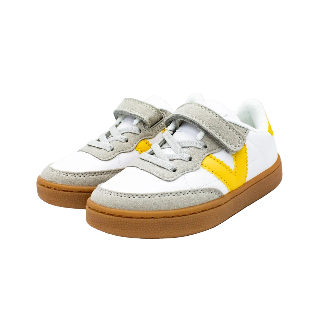 Sneakers with elastic laces and velcro