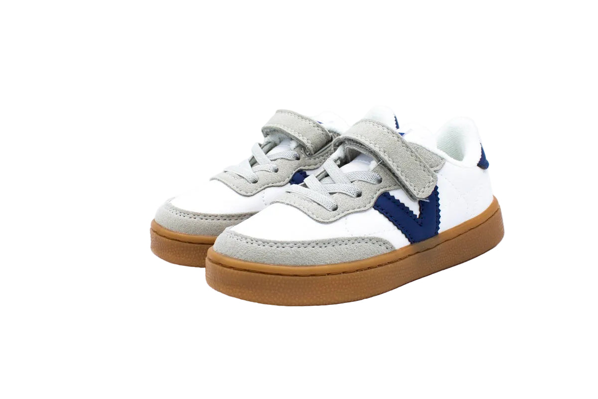 Sneakers with elastic laces and velcro