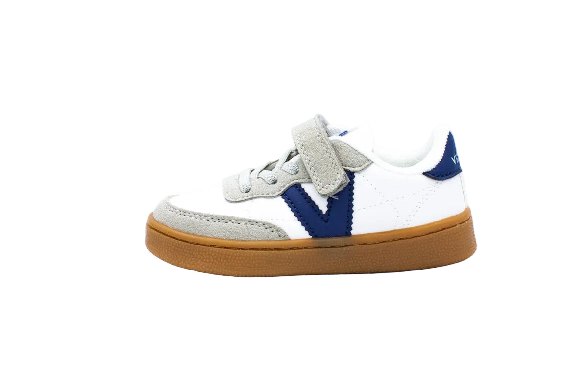 Sneakers with elastic laces and velcro