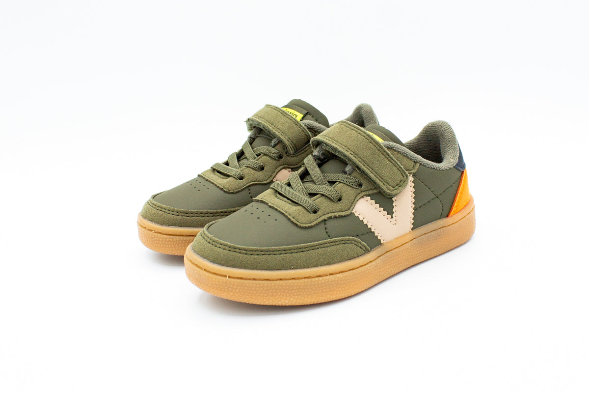 Sneakers with elastic laces and velcro
