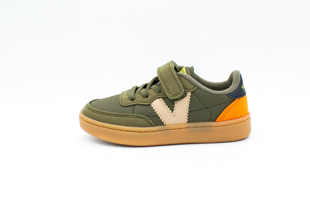 Sneakers with elastic laces and velcro