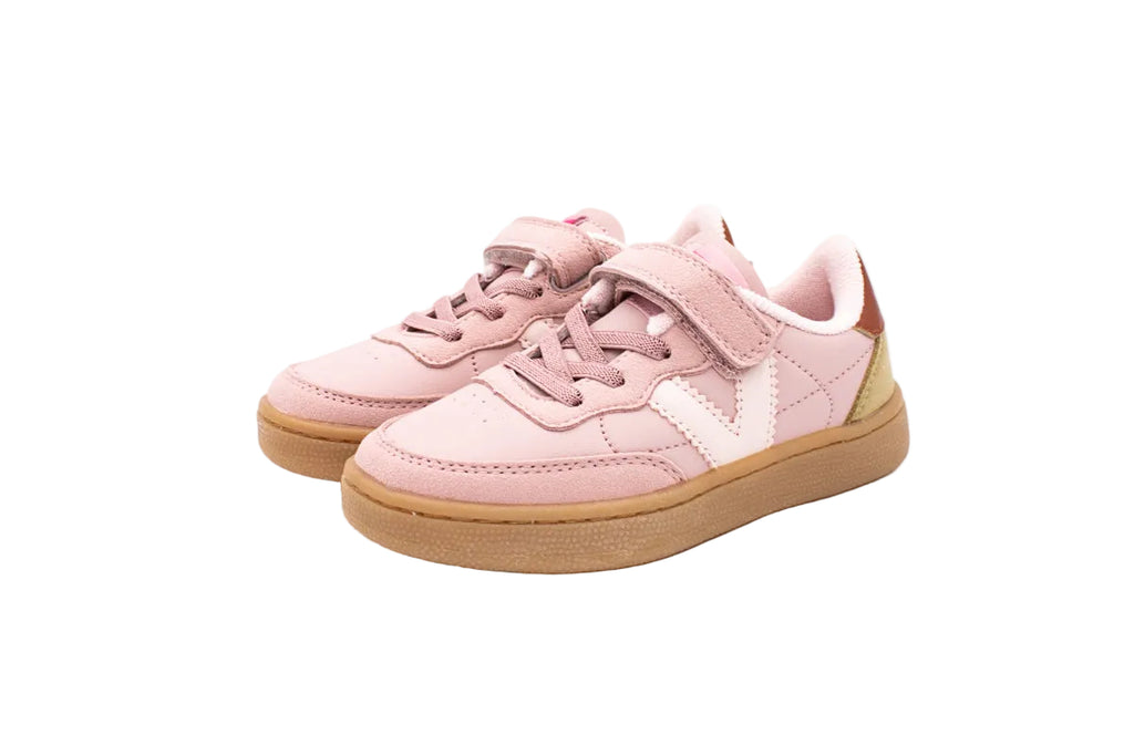 Sneakers with elastic laces and hook-and-loop straps