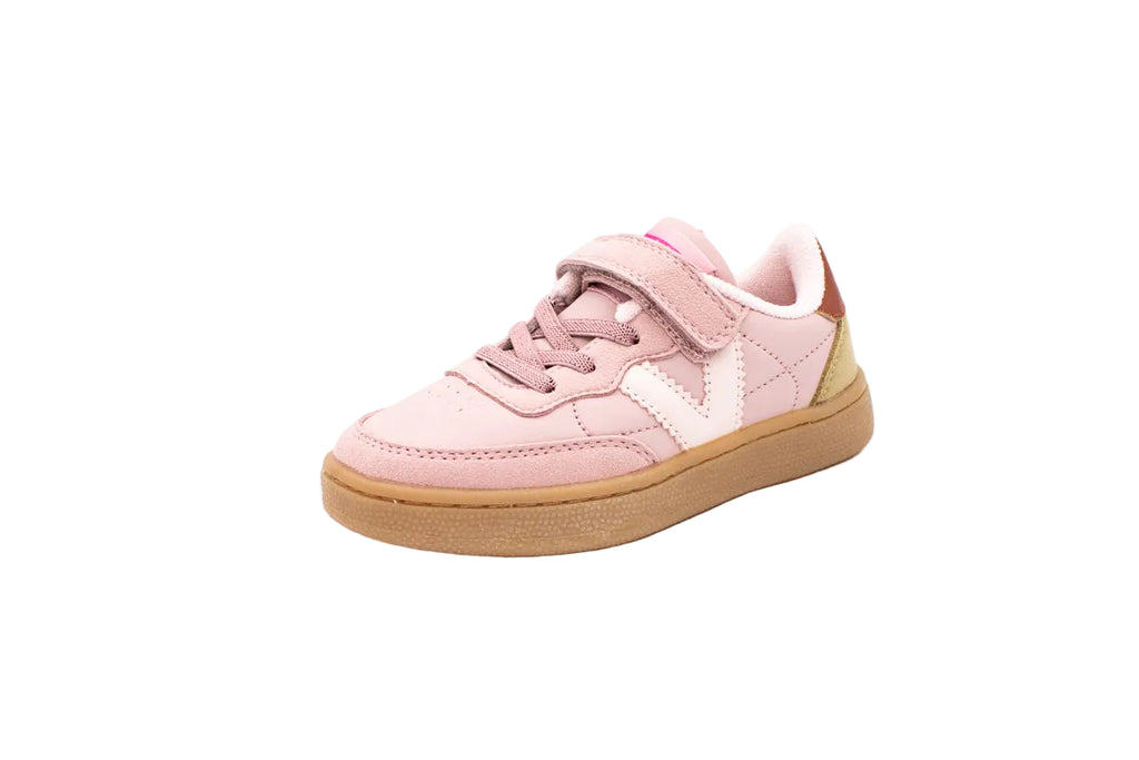 Sneakers with elastic laces and hook-and-loop straps